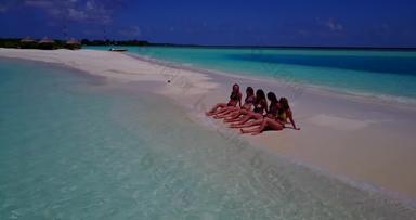 年轻的有趣的女性旅行有趣的<strong>海滩</strong>清<strong>洁白</strong>色沙子蓝色的背景